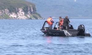 Водолазы подняли со дна Курильского озера тела трех погибших туристов