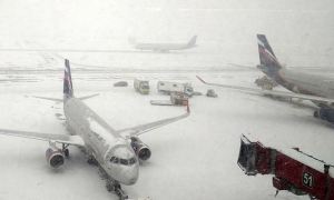 В московских аэропортах из-за снегопада отменили и задержали около 50 рейсов