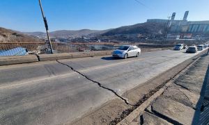 Во Владивостоке из-за сильных морозов разошлись швы на автомобильном мосту
