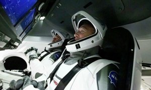 Илон Маск после успешного запуска Crew Dragon к МКС припомнил Дмитрию Рогозину шутку про батут