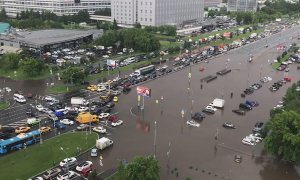 Очередной потоп в Москве после сильного дождя объяснили попаданием листвы в стоки