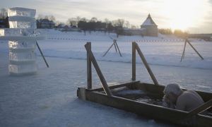 Москвичей предупредили о сильных морозах в Крещение. В РПЦ рекомендовали отказаться от купания
