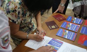Жителям ДНР и ЛНР перед голосованием на выборах выдали российские паспорта