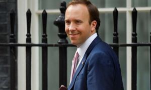 Глава британского Минздрава ушел в отставку из-за поцелуев с помощницей