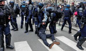 В Париже во время марша против пенсионной реформы произошли беспорядки