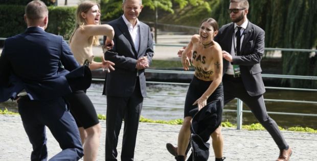 Активистки Femen устроили топлесс-протест на мероприятии с канцлером Германии, требуя газового эмбарго