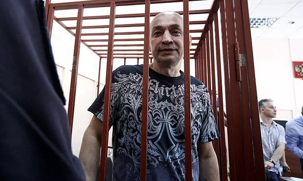 Суд берет Шестуна измором