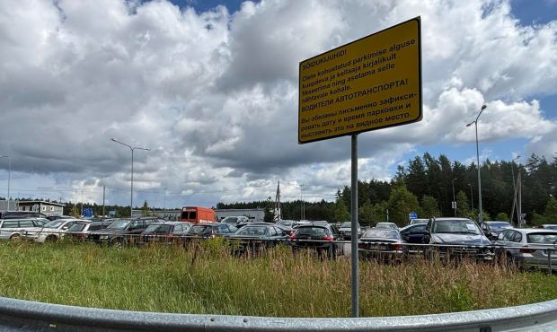 Власти Эстонии объявили о продаже оставленных на российской границе автомобилей