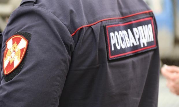 В Петербурге активиста задержали из-за пиджака с надписью «Путина под трибунал»