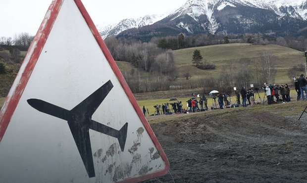 Родственники погибших при крушении самолета в Альпах потребовали миллионных компенсаций 