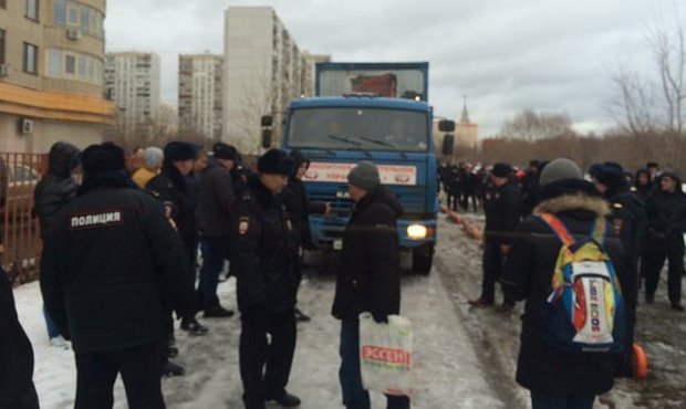 В московских Раменках произошел конфликт между местными жителями и строителями дороги