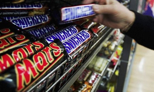 Батончики Mars и Snickers отзывают из продажи из-за обнаруженного в них пластика