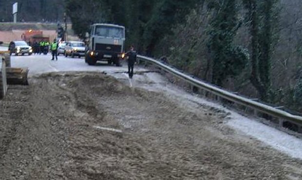 В Крыму из-за оползня приостановлено движение грузового транспорта  