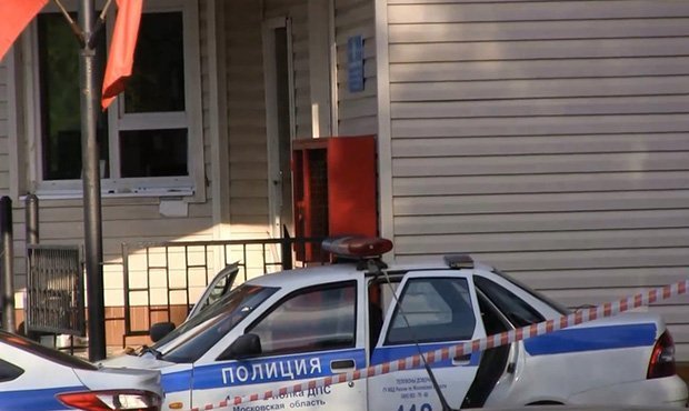 В Подмосковье вооруженные топорами мужчины напали на пост ДПС