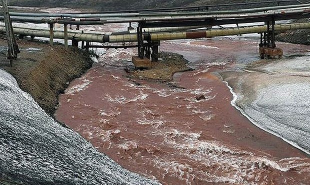 В Норильске река Далдыкан окрасилась в красный цвет из-за сброса нечистот