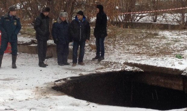 В Уфе провалившийся в яму на стоянке автомобиль смыло грунтовыми водами