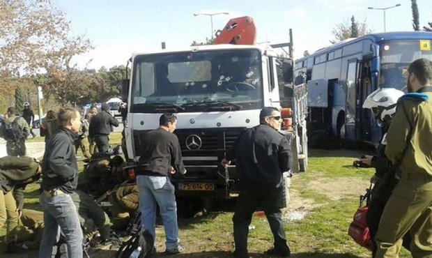 В Иерусалиме неизвестный на грузовике въехал в группу пешеходов