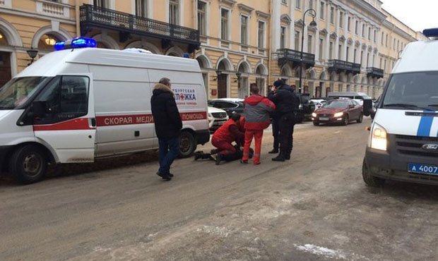 В Петербурге водитель «Мерседеса» пытался напасть с ножом на бригаду «скорой» после аварии