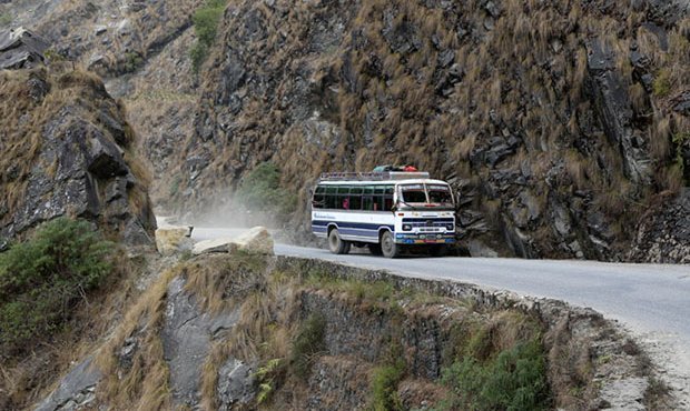 В Непале в ущелье рухнул пассажирский автобус. Восемь человек погибли