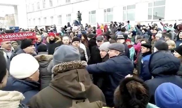 Жители Волоколамска на стихийном митинге «помяли» главу района и закидали снежками губернатора