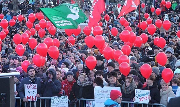 Тысячи жителей Екатеринбурга вышли на митинг против отмены народных выборов мэра