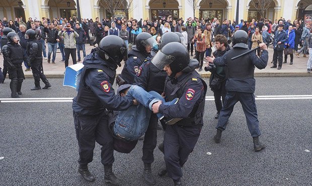 Участников акций «Он нам не царь» в Петербурге и Самаре подозревают в нападении на полицейских