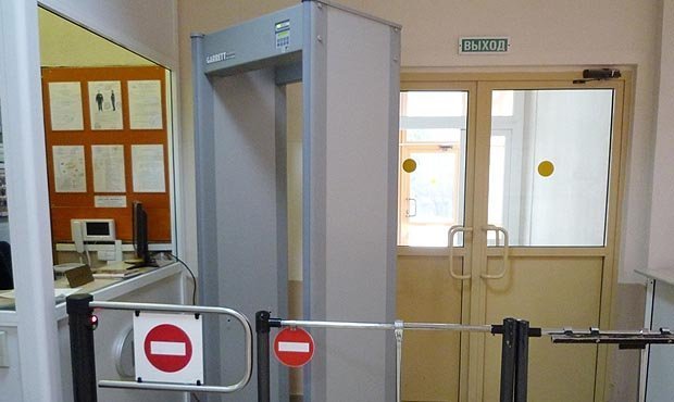 В Татарстане школьницу перед началом ЕГЭ заставили снять бюстгальтер