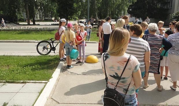 Жители поселка под Новосибирском из-за отключения воды пришли с тазиками к администрации