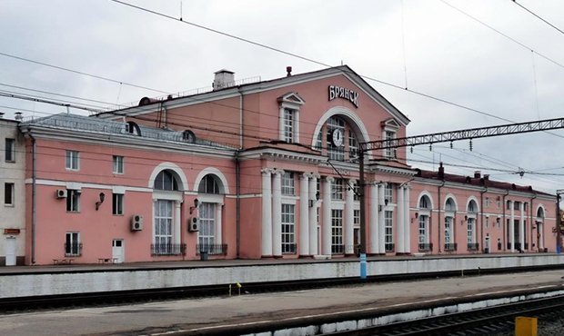 На вокзале в Брянске при отправлении поезда в Москву отцепился вагон