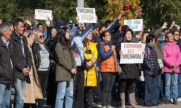 В Элисте прошел массовый митинг за отставку мэра города Дмитрия Трапезникова