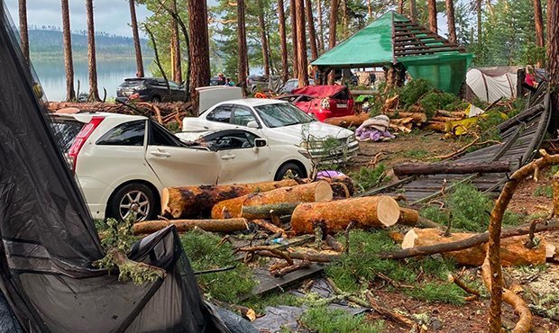 В Красноярском крае ураганный ветер разрушил палаточный лагерь. Один человек погиб