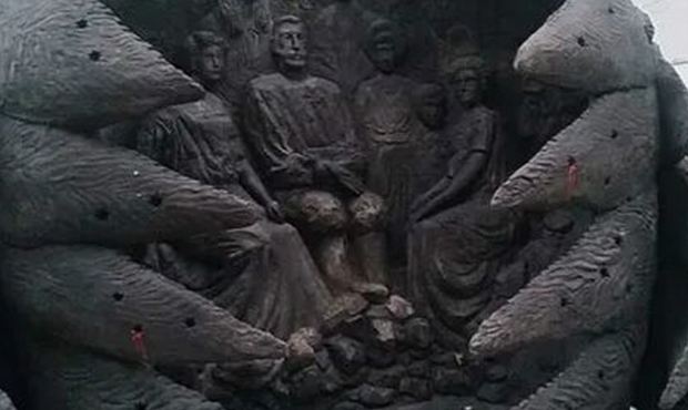 В Ялте демонтировали памятник Николаю II, который сравнили с яйцом из фильма «Чужой»