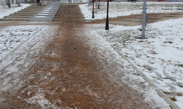 Жители Петербурга на свои деньги купили песок для посыпки тротуаров
