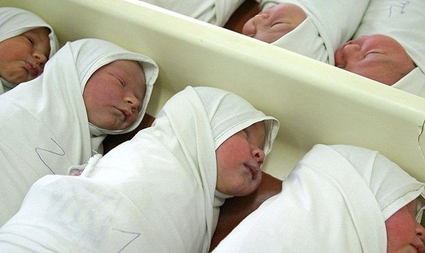 В Крыму новорожденным мальчикам вручили повестки в военкомат
