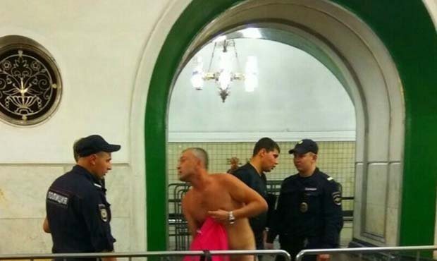 В Москве на станции метро ВДНХ полицейские заставили пассажира раздеться догола
