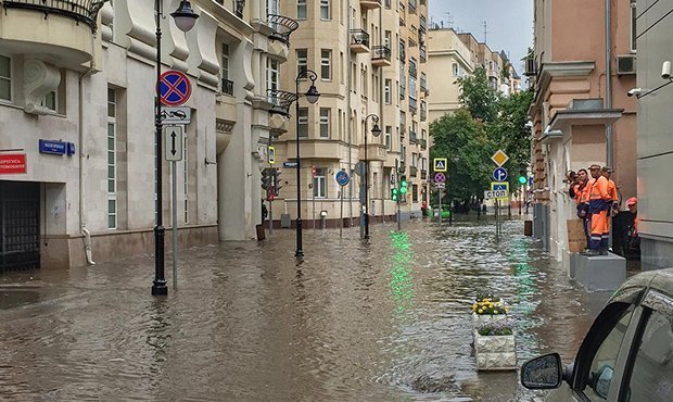 Навальный связал реконструкцию затопленной улицы Москвы с компанией сына Юрия Чайки  