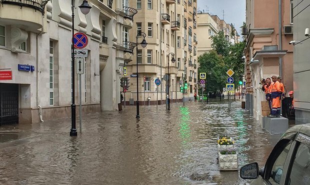 Навальный связал реконструкцию затопленной улицы Москвы с компанией сына Юрия Чайки