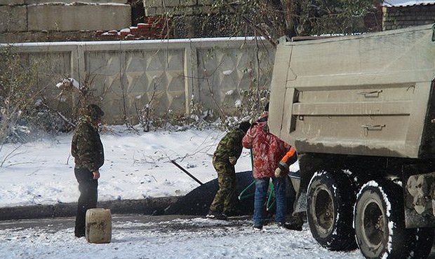 В Башкирии работники дорожных служб укладывают асфальт на снег