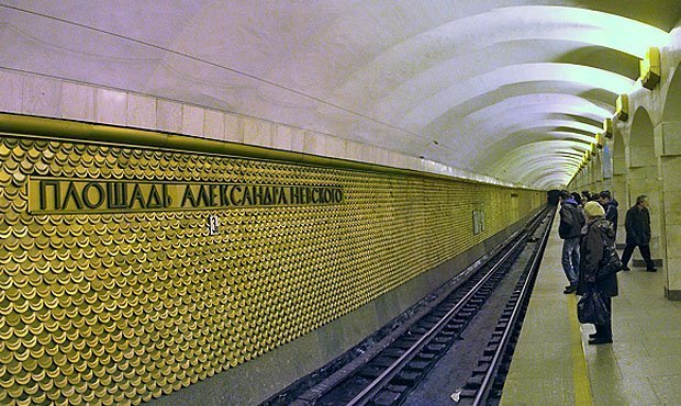 В петербургском метро пассажира столкнули под колеса поезда. Мужчина погиб