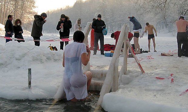 Купаются голые на крещение порно видео