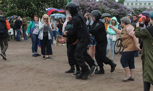 В Петербурге несовершеннолетнего задержали за нападение на сотрудника полиции