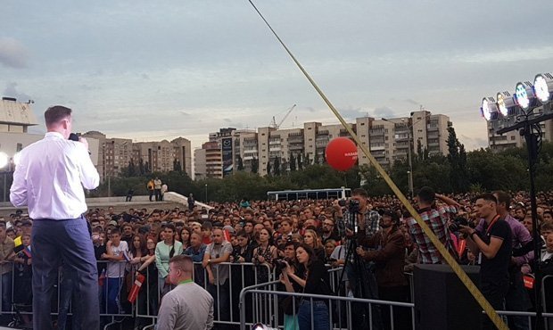 Предвыборные митинги Алексея Навального в Екатеринбурге и Омске собрали тысячи человек