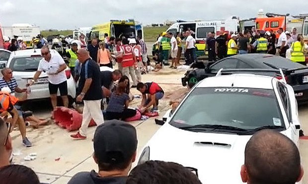 На Мальте во время автошоу автомобиль Porsche врезался в зрителей