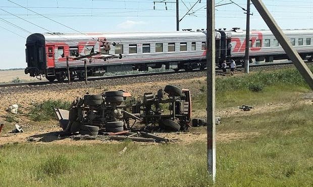 В Ростовской области пассажирский поезд протаранил выехавший на пути грузовик