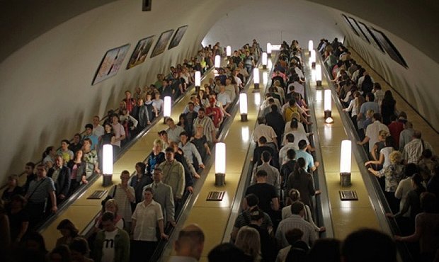 Московское метро переходит на усиленный режим работы. Пассажиров стало слишком много  