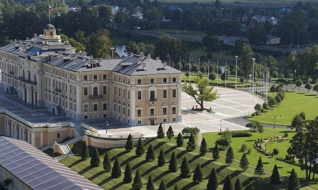 Власти Петербурга выселяют дачников с дорогой земли около Константиновского дворца