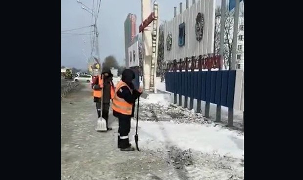 В Южно-Сахалинске коммунальщики засыпали грязный снег чистым «для красоты»