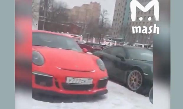 Житель Москвы снял на видео люксовые автомобили на парковке около УВД по ЦАО  