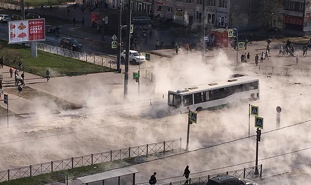 В Петербурге на «проблемном» перекрестке прорвало трубу с горячей водой