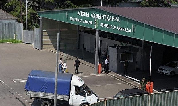 Помощник президента Абхазии протаранил КПП на российско-абхазской границе